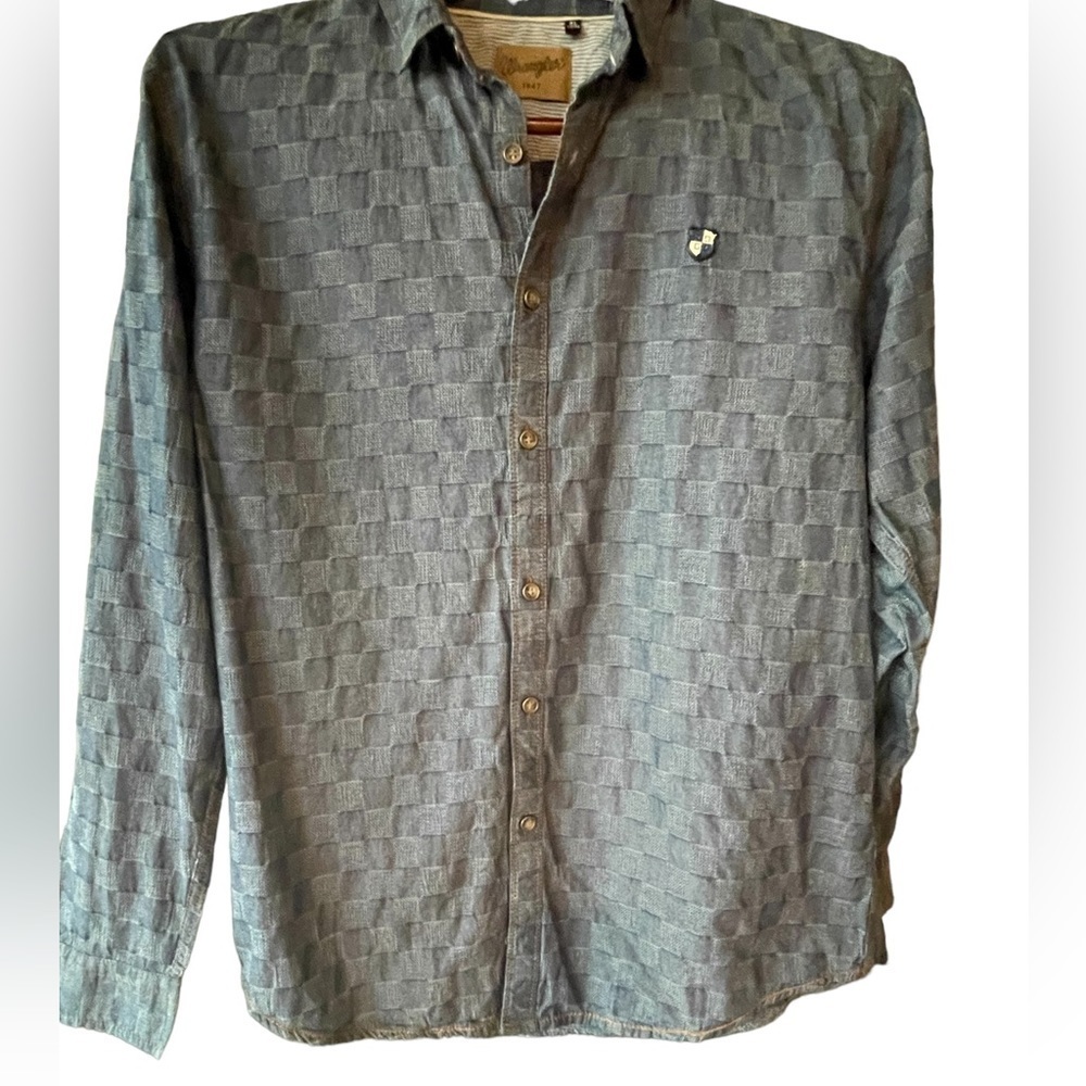 🔥💙Wrangler Texas denim shirt size XL with cool crest on front.  Nice pattern!